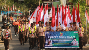 Iring-iringan pasukan Estafet Tunas Kelapa Kwarda Jateng dari Kwarcab Banjarnegara bergerak melintasi jalur utama dengan pengawalan ketat dari 61 anggota pramuka penggalang dan penegak pilihan.