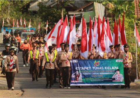 Iring-iringan pasukan Estafet Tunas Kelapa Kwarda Jateng dari Kwarcab Banjarnegara bergerak melintasi jalur utama dengan pengawalan ketat dari 61 anggota pramuka penggalang dan penegak pilihan.