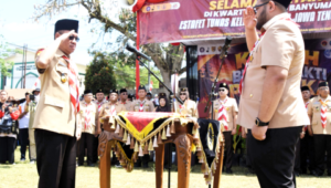 Ketua Majelis Pembimbing Cabang (Mabicab) Banyumas Sadewo Tri Lastiono menerima pasukan Estafet Tunas Kelapa (ETK) Kwarda Jawa Tengah secara langsung dari Wakil Ketua Mabicab Purbalingga Dimas Prasetyahani. Ketua Majelis Pembimbing Cabang (Mabicab) Banyumas Sadewo Tri Lastiono menerima pasukan Estafet Tunas Kelapa (ETK) Kwarda Jawa Tengah secara langsung dari Wakil Ketua Mabicab Purbalingga Dimas Prasetyahani.