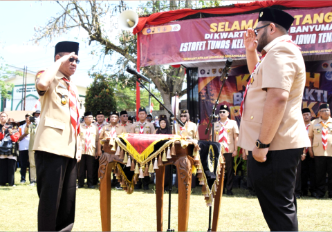 Ketua Majelis Pembimbing Cabang (Mabicab) Banyumas Sadewo Tri Lastiono menerima pasukan Estafet Tunas Kelapa (ETK) Kwarda Jawa Tengah secara langsung dari Wakil Ketua Mabicab Purbalingga Dimas Prasetyahani.