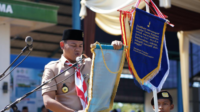 Ketua Majelis Pembimbing Cabang (Ka Mabicab) Kabupaten Purbalingga Kak Fahmi Muhamad Hanif membacakan pesan Ketua Majelis Pembimbing Daerah (Ka Mabida) Jawa Tengah Kak Ahmad Luthfi untuk seluruh anggota Pramuka di Kwarcab Purbalingga saat timbang terima Estafet Tunas Kelapa (ETK) Kwartir Daerah (Kwarda) Gerakan Pramuka Jawa Tengah 2026, di Balai Desa Kembangan, Kecamatan Bukateja, Sabtu 5 September 2026. Ketua Majelis Pembimbing Cabang (Ka Mabicab) Kabupaten Purbalingga Kak Fahmi Muhamad Hanif membacakan pesan Ketua Majelis Pembimbing Daerah (Ka Mabida) Jawa Tengah Kak Ahmad Luthfi untuk seluruh anggota Pramuka di Kwarcab Purbalingga saat timbang terima Estafet Tunas Kelapa (ETK) Kwartir Daerah (Kwarda) Gerakan Pramuka Jawa Tengah 2026, di Balai Desa Kembangan, Kecamatan Bukateja, Sabtu 5 September 2026.