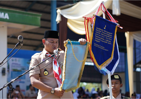 Ketua Majelis Pembimbing Cabang (Ka Mabicab) Kabupaten Purbalingga Kak Fahmi Muhamad Hanif membacakan pesan Ketua Majelis Pembimbing Daerah (Ka Mabida) Jawa Tengah Kak Ahmad Luthfi untuk seluruh anggota Pramuka di Kwarcab Purbalingga saat timbang terima Estafet Tunas Kelapa (ETK) Kwartir Daerah (Kwarda) Gerakan Pramuka Jawa Tengah 2026, di Balai Desa Kembangan, Kecamatan Bukateja, Sabtu 5 September 2026. Ketua Majelis Pembimbing Cabang (Ka Mabicab) Kabupaten Purbalingga Kak Fahmi Muhamad Hanif membacakan pesan Ketua Majelis Pembimbing Daerah (Ka Mabida) Jawa Tengah Kak Ahmad Luthfi untuk seluruh anggota Pramuka di Kwarcab Purbalingga saat timbang terima Estafet Tunas Kelapa (ETK) Kwartir Daerah (Kwarda) Gerakan Pramuka Jawa Tengah 2026, di Balai Desa Kembangan, Kecamatan Bukateja, Sabtu 5 September 2026.