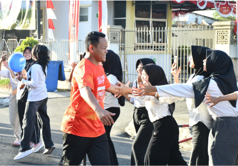 Bupati Purbalingga Fahmi Muhammad Hanif turut memeriahkan Eka Surya Run 2026 ini dengan berlari pada kategori 5K bersama sang istri, Syahzani Fahmi Muhammad Hanif. Bupati Purbalingga Fahmi Muhammad Hanif turut memeriahkan Eka Surya Run 2026 ini dengan berlari pada kategori 5K bersama sang istri, Syahzani Fahmi Muhammad Hanif.