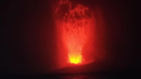 Abu Vulkanik Gunung Anak Krakatau bergerak ke arah barat daya dan mengganggu kualitas udara serta penerbangan menurut laporan BMKG terbaru.