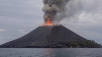 Gunung Anak Krakatau meletus