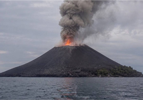 Gunung Anak Krakatau meletus