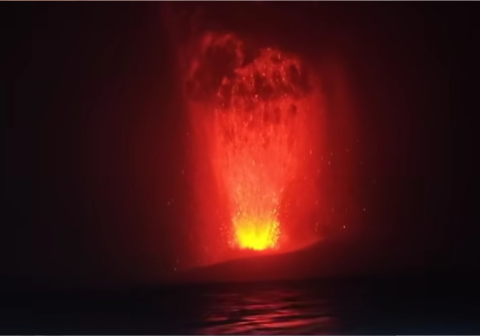 Abu Vulkanik Gunung Anak Krakatau bergerak ke arah barat daya dan mengganggu kualitas udara serta penerbangan menurut laporan BMKG terbaru.