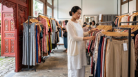 Inspirasi pakaian yang sedang trend bagi wanita berjilbab di penghujung bulan September secara lengkap.