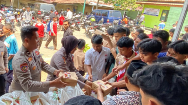 Polres Purbalingga menggelar aksi sosial Jumat Berkah dengan membagikan 500 nasi kotak untuk warga, mahasiswa, dan komunitas ojek online.