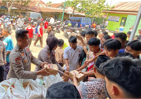 Polres Purbalingga menggelar aksi sosial Jumat Berkah dengan membagikan 500 nasi kotak untuk warga, mahasiswa, dan komunitas ojek online. Polres Purbalingga menggelar aksi sosial Jumat Berkah dengan membagikan 500 nasi kotak untuk warga, mahasiswa, dan komunitas ojek online.