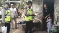 Polsek Mrebet menyalurkan bantuan sosial berupa paket sembako bagi warga kurang mampu di Desa Mangunegara Purbalingga. Polsek Mrebet menyalurkan bantuan sosial berupa paket sembako bagi warga kurang mampu di Desa Mangunegara Purbalingga.