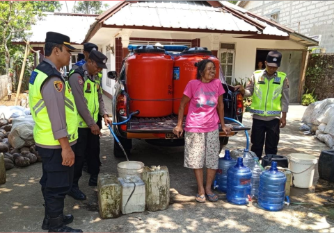 Polsek Mrebet menyalurkan bantuan air bersih bagi warga Desa Pengalusan Purbalingga yang terdampak krisis air kemarau panjang.