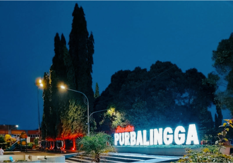Fenomena tanah berdebu yang belakangan ini meresahkan warga di beberapa kabupaten atau kota sebenarnya bersumber dari kondisi musim kemarau. Foto Ilustrasi: Alun-alun Purbalingga Fenomena tanah berdebu yang belakangan ini meresahkan warga di beberapa kabupaten atau kota sebenarnya bersumber dari kondisi musim kemarau. Foto Ilustrasi: Alun-alun Purbalingga