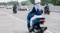 Tips perempuan tangguh naik motor matik agar perjalanan lebih aman, nyaman, percaya diri, dan siap menghadapi berbagai kondisi jalan. Tips perempuan tangguh naik motor matik agar perjalanan lebih aman, nyaman, percaya diri, dan siap menghadapi berbagai kondisi jalan.