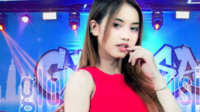 Penyanyi dangdut asal Blitar bernama Ajeng Febria mengambil peran besar dalam mempopulerkan lagu berbahasa Bajau Suluk asal Sabah tersebut di Indonesia.