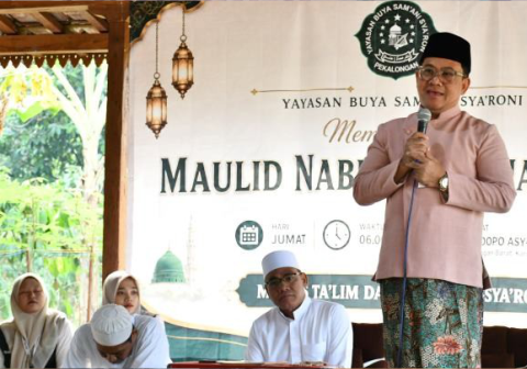 Pelaksana Tugas (Plt) Bupati Pekalongan Sukirman menghadiri peringatan Maulid Nabi Muhammad SAW susunan Majelis Ta’lim dan Dzikir Asy-Sya’roni. Sumber Foto:PROKOMPIM Kabupaten Pekalongan