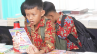 Gerakan SACIBU Literasi Keluarga mengajak siswa menulis karya sendiri sekaligus mendorong kebiasaan membaca bersama orang tua demi membangun generasi cerdas.