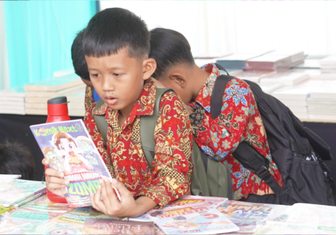 Gerakan SACIBU Literasi Keluarga mengajak siswa menulis karya sendiri sekaligus mendorong kebiasaan membaca bersama orang tua demi membangun generasi cerdas.