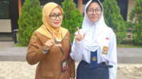 Bonita Bitya Ailsha, murid Kelas 7D SMP Negeri 2 Purbalingga yang menembus posisi Peringkat Pertama cabang Lomba Baca Puisi yang menyelenggarakan oleh Musyawarah Guru Mata Pelajaran Bahasa Indonesia (MGMP) SMP Kabupaten Purbalingga bersama guru bahasa Indoensia Septiningsih