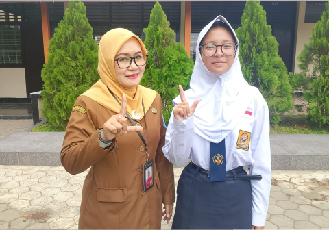 Bonita Bitya Ailsha, murid Kelas 7D SMP Negeri 2 Purbalingga yang menembus posisi Peringkat Pertama cabang Lomba Baca Puisi yang menyelenggarakan oleh Musyawarah Guru Mata Pelajaran Bahasa Indonesia (MGMP) SMP Kabupaten Purbalingga bersama guru bahasa Indoensia Septiningsih