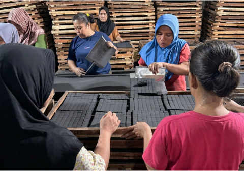 Bahan baku berkualitas super tersebut umumnya berasal dari area pegunungan yang memiliki karakteristik batok tebal dan keras.