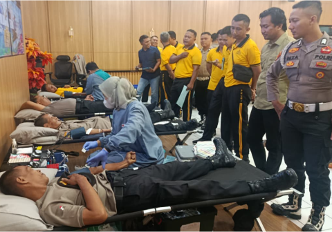Polres Purbalingga mengumpulkan 52 kantong darah melalui aksi donor darah memperingati Hari Jadi Propam ke-24 untuk membantu stok PMI.
