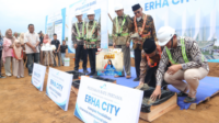 Bupati Purbalingga Fahmi Muhammad Hanif menghadiri peletakan batu pertama kawasan terpadu Erha City di Blater yang mengintegrasikan bisnis, masjid, dan sekolah. Bupati Purbalingga Fahmi Muhammad Hanif menghadiri peletakan batu pertama kawasan terpadu Erha City di Blater yang mengintegrasikan bisnis, masjid, dan sekolah.
