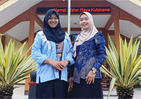 Giesella Naeluliza Arofiq, Murid SMP Negeri 2 Karangreja Bersama Melisa Afrian guru Bahasa Indonesia.