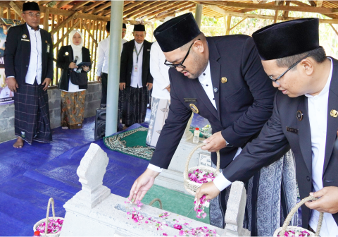 Peringatan Hari Santri 2026 Purbalingga diisi kegiatan ziarah ke makam ulama Muhammadiyah dan NU untuk mengenang jasa serta meneladani perjuangan mereka.