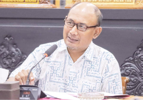 Ketua Bapemperda DPRD Kabupaten Purbalingga, Imawan Taqiyuddin memimpin rapat yang membahas rancangan Propemperda Tahun 2027 di Ruang Rapat Paripurna pada Senin, 26 Oktober 2026.
