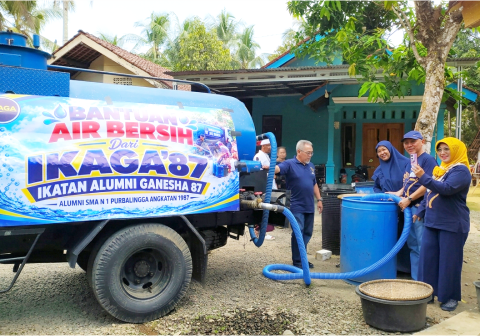 IKAGA'87 menyalurkan bantuan air bersih untuk warga terdampak kemarau Panjang di tiga desa Kecamatan Kaligondang.