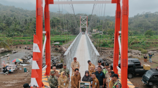 Jembatan Gantung Langkap-Kramat sepanjang 100 meter di atas Kali Tambra bernilai Rp4,27 miliar APBN. Jembatan Gantung Langkap-Kramat sepanjang 100 meter di atas Kali Tambra bernilai Rp4,27 miliar APBN.