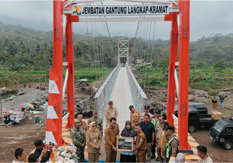 Jembatan Gantung Langkap-Kramat sepanjang 100 meter di atas Kali Tambra bernilai Rp4,27 miliar APBN.