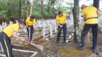 Green Policing Polres Purbalingga diwujudkan melalui aksi bersih-bersih Taman Makam Pahlawan Purbosaroyo untuk menjaga lingkungan dan menghormati jasa para pahlawan. Green Policing Polres Purbalingga diwujudkan melalui aksi bersih-bersih Taman Makam Pahlawan Purbosaroyo untuk menjaga lingkungan dan menghormati jasa para pahlawan.