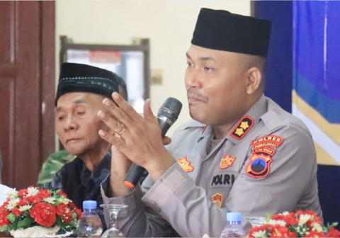 Kapolres Purbalingga AKBP Hendry Susanto Sianipar menggelar Jumat Curhat di Padamara untuk menyerap aspirasi warga serta mengajak masyarakat menyukseskan Pilkades 2026.