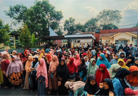 Ratusan warga Karangtalun antusias mengawal pendaftaran Heru Catur Wibowo sebagai calon kepala desa dalam Pilkades Karangtalun.