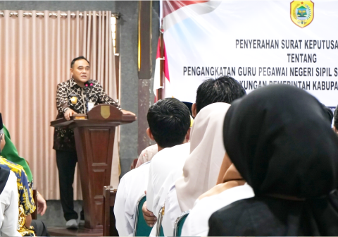 Pj Bupati Pemalang Nurkholes menyerahkan SK pengangkatan kepada 113 kepala sekolah baru untuk memperkuat mutu serta keamanan lingkungan pendidikan.