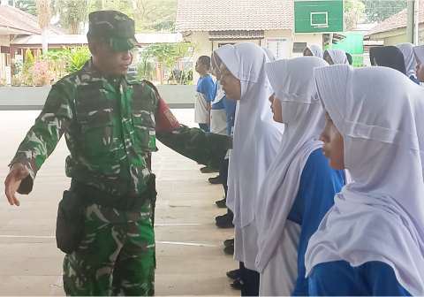 Calon pengurus OSIS SMPN 1 Padamara mengikuti pelatihan LDK bersama Posramil dan Polsek Padamara guna membentuk kedisiplinan serta karakter kepemimpinan.