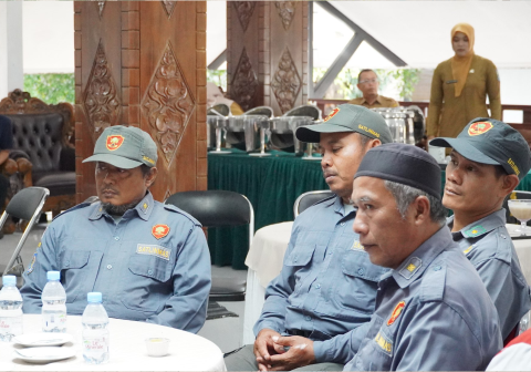Linmas harus hadir di tengah masyarakat sebagai sosok pelindung dan pengayom yang siap mendengarkan keluhan warga.