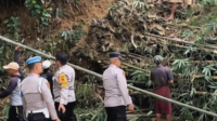 Bencana tanah longsor Karanganyar Purbalingga menutup akses jalan Desa Maribaya pada Senin pagi dan memicu evakuasi cepat oleh tim gabungan. Bencana tanah longsor Karanganyar Purbalingga menutup akses jalan Desa Maribaya pada Senin pagi dan memicu evakuasi cepat oleh tim gabungan.