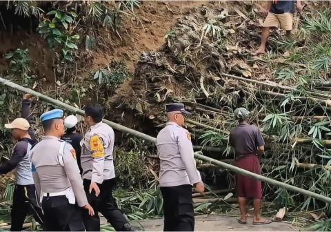 Bencana tanah longsor Karanganyar Purbalingga menutup akses jalan Desa Maribaya pada Senin pagi dan memicu evakuasi cepat oleh tim gabungan.