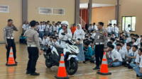 Satlantas Polres Purbalingga menggelar pelatihan safety riding bagi murid MAN Purbalingga dalam rangka Operasi Patuh Candi 2026 untuk mengedukasi keselamatan berkendara. Satlantas Polres Purbalingga menggelar pelatihan safety riding bagi murid MAN Purbalingga dalam rangka Operasi Patuh Candi 2026 untuk mengedukasi keselamatan berkendara.