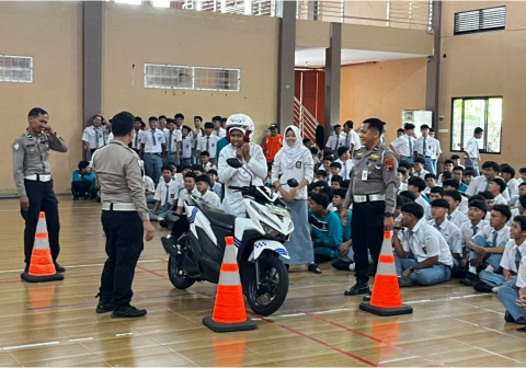 Satlantas Polres Purbalingga menggelar pelatihan safety riding bagi murid MAN Purbalingga dalam rangka Operasi Patuh Candi 2026 untuk mengedukasi keselamatan berkendara.