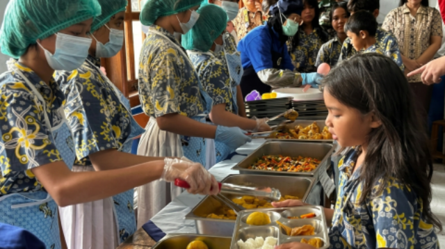 Badan Gizi Nasional menguji coba skema Makan Bergizi Gratis prasmanan di Jawa Tengah. dan penerapannya terbukti efektif.