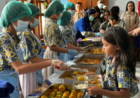 Badan Gizi Nasional menguji coba skema Makan Bergizi Gratis prasmanan di Jawa Tengah. dan penerapannya terbukti efektif.
