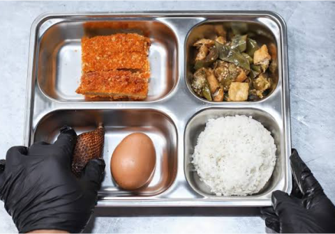 Sebanyak 18 siswa mengalami gejala keracunan usai menyantap menu MBG di Banjarnegara, sementara pihak berwenang menyelidiki penyebabnya.