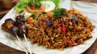 Mengolah resep nasi goreng daging ayam, sapi, serta kambing menghadirkan kelezatan variatif untuk sajian keluarga di rumah.
