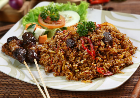 Mengolah resep nasi goreng daging ayam, sapi, serta kambing menghadirkan kelezatan variatif untuk sajian keluarga di rumah.