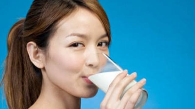 Susu kambing etawa kaya vitamin A, B1, B3, C, dan selenium yang efektif meningkatkan sistem imun serta kebugaran tubuh.