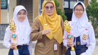 Kepala SMP Negeri 2 Purbalingga, Lelly Faizatillah bersama Syauqina Nurin Imanina juara 2 pada cabang lomba berpidato dan Bonita Bitya Ailsha yang meraih peringkat pertama cabang lomba baca puisi, Senin 12 Oktober 2026 Kepala SMP Negeri 2 Purbalingga, Lelly Faizatillah bersama Syauqina Nurin Imanina juara 2 pada cabang lomba berpidato dan Bonita Bitya Ailsha yang meraih peringkat pertama cabang lomba baca puisi, Senin 12 Oktober 2026